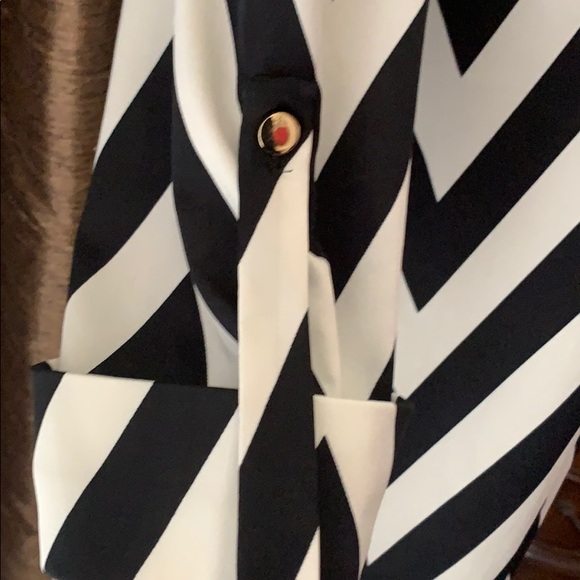 Beautiful chevron top, size Med - Picture 2 of 3
